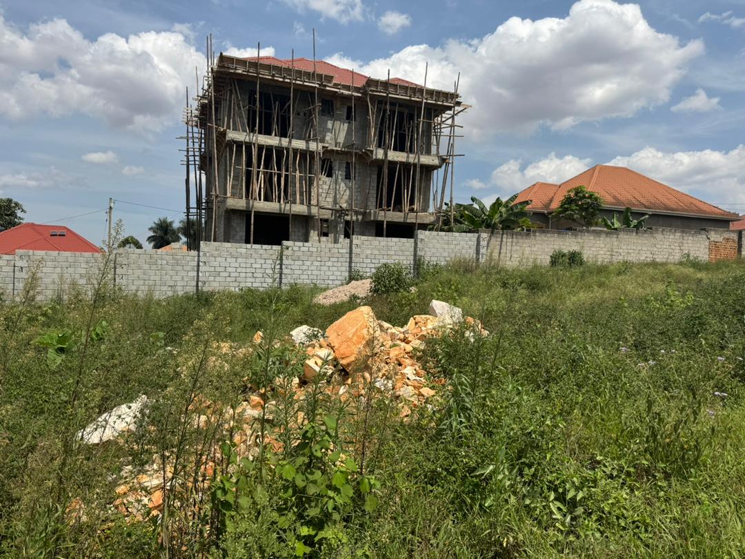 WinWin_Estates's tweet photo. KAWEMPE LAND: 4 plots bigger that 50x100 with titles in Kawempe Lubattu only 13kms from Kampala City, accessible via Kawempe Town or Kitezi (Riham Tarmac) or Tula. The plots are fenced with electricity and piped water inside the fence. Price: UGX 68m. Contact Bake on 0757256237. https://t.co/UuoKxAknHn
