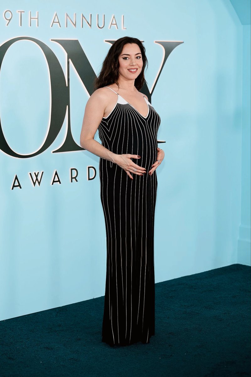 theplazaupdates's tweet photo. Aubrey Plaza at 2026 Tony Awards https://t.co/hs9GdlQE0Y