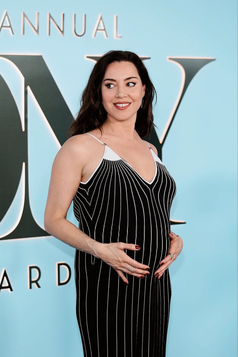 theplazaupdates's tweet photo. Aubrey Plaza at 2026 Tony Awards https://t.co/hs9GdlQE0Y