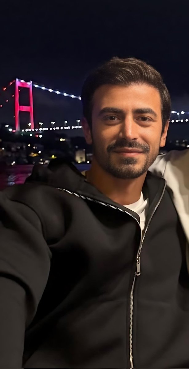 74NANE's tweet photo. #arafta  #EminGünenç
I created an image of Emin with the Bosphorus in the background, and a few hours later, he posted a story with the Bosphorus behind him as well. It's one of those little coincidences that makes the day a bit more beautiful. https://t.co/gvyx7YrYi1