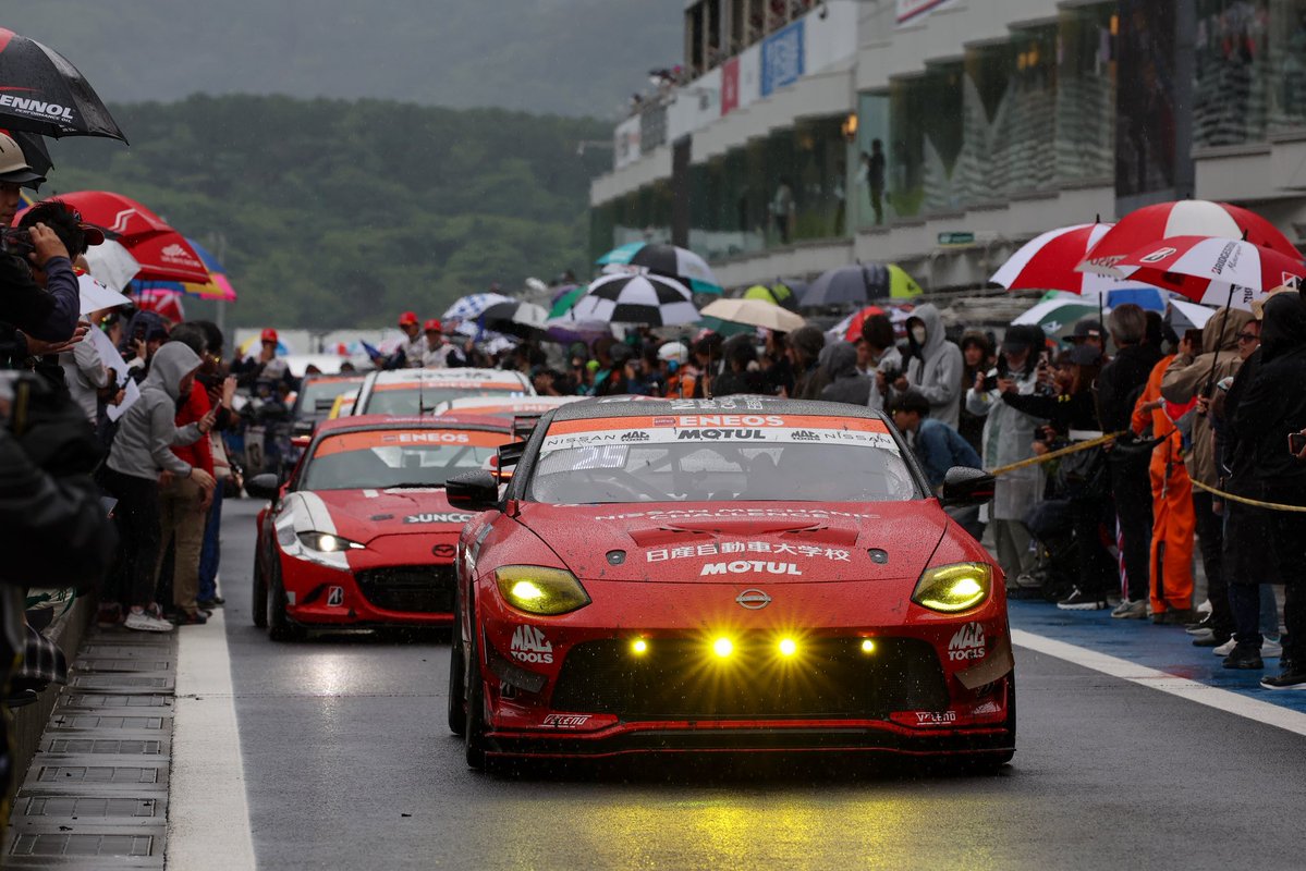 R_Quintarelli's tweet photo. 赤いNISSAN Z NISMO GT4で、また優勝できて、本当に嬉しかったです！
応援ありがとうございました！
#TeamZEROONE 
#S耐
#スーパー耐久シリーズ
#SuperTaikyuSeries
#富士24時間レース https://t.co/5sNNeLIyao
