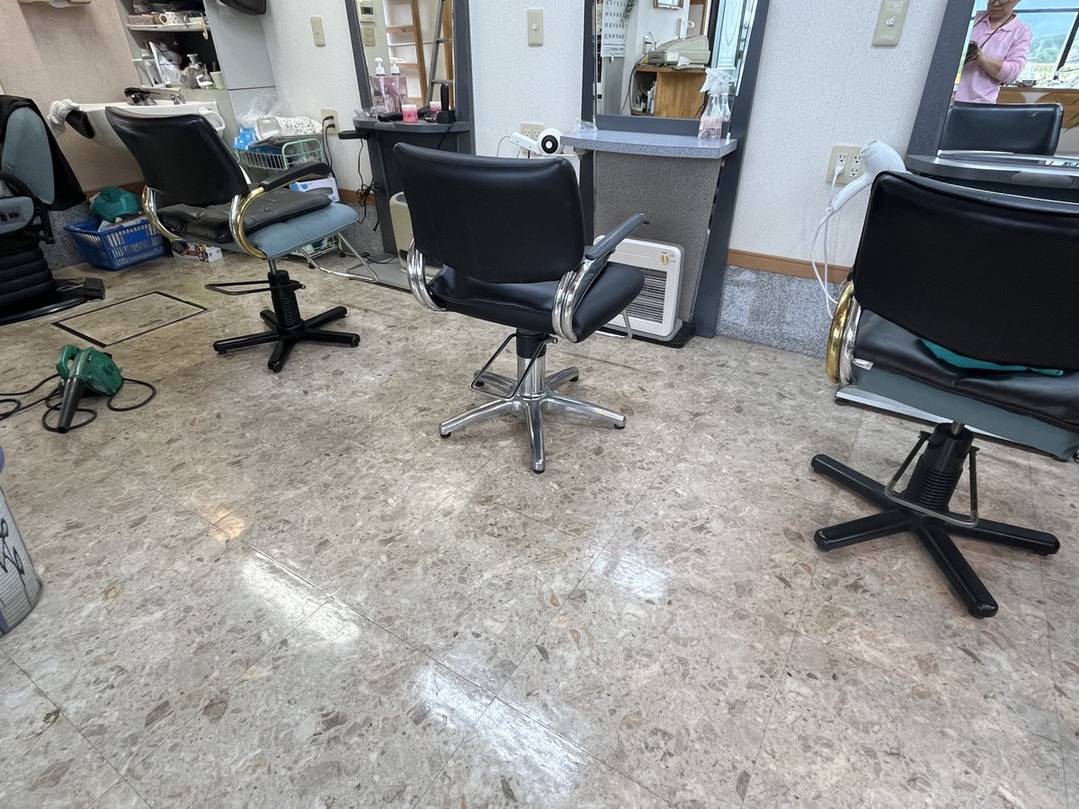 r732018's tweet photo. 🧼 美容室、ペット美容院の定期清掃

多くの理美容室・サロンが月曜定休日ですね。
その日に3〜6ヶ月毎にプロによる定期清掃をおすすめしています。

また、年中無休の店舗様には、開店前、閉店後の限られた時間を有効に使い、快適な美的空間をお届けします。

お客様をお迎えする大切な空間を、
「清潔で美しく、居心地の良い憩いのサロン」に保つことで、
スタッフの皆さまの働きやすさ、そしてお客様の満足度をさらに高めるお手伝いをさせていただきます。

🧽作業目安

内容、作業範囲に応じて異なりますが、主にガラス清掃と床メンテナンスであれば、平均3時間程度（午前中 or 午後）で完了します。

清掃業
定期清掃