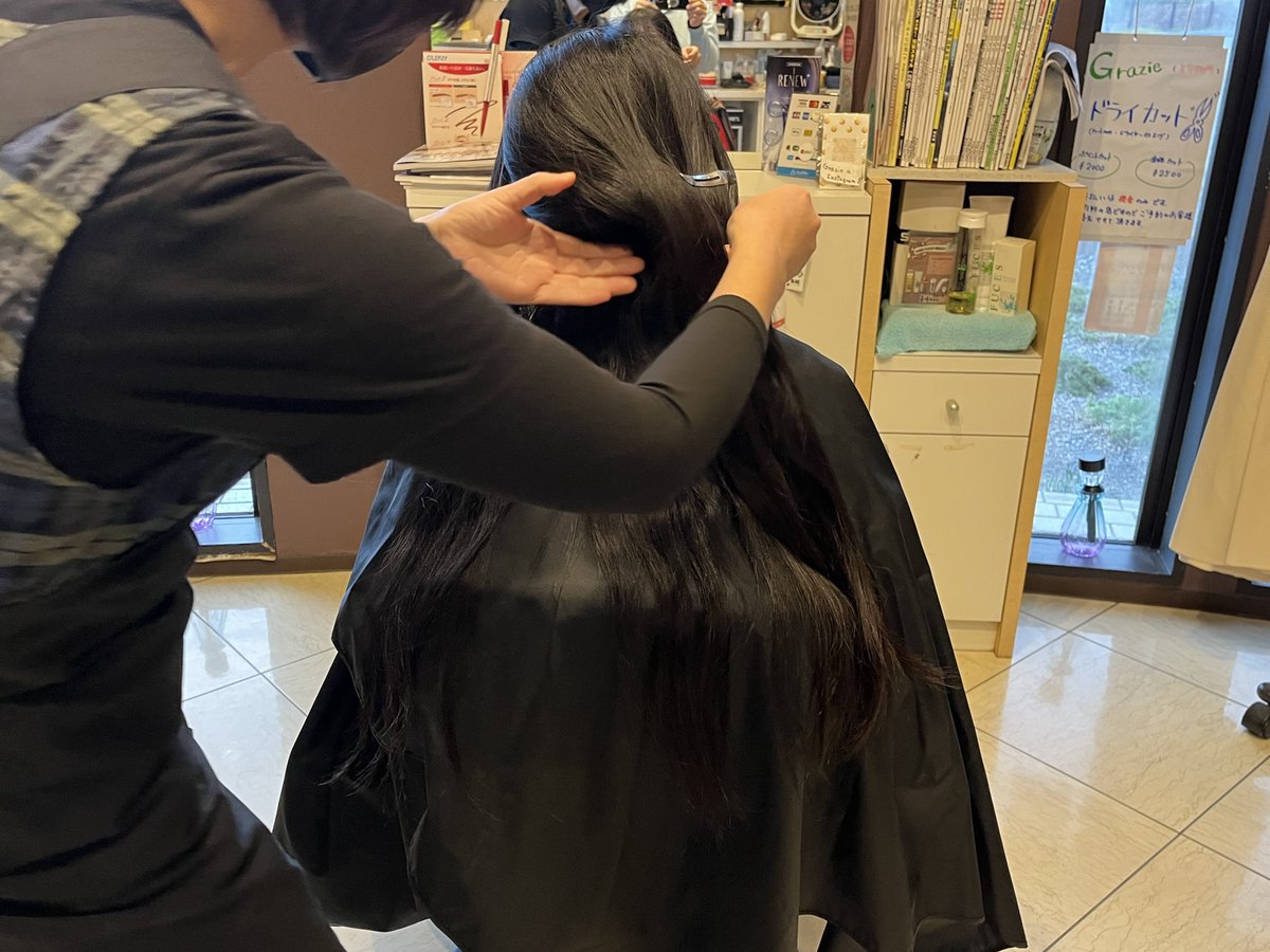 r732018's tweet photo. 🧼 美容室、ペット美容院の定期清掃

多くの理美容室・サロンが月曜定休日ですね。
その日に3〜6ヶ月毎にプロによる定期清掃をおすすめしています。

また、年中無休の店舗様には、開店前、閉店後の限られた時間を有効に使い、快適な美的空間をお届けします。

お客様をお迎えする大切な空間を、
「清潔で美しく、居心地の良い憩いのサロン」に保つことで、
スタッフの皆さまの働きやすさ、そしてお客様の満足度をさらに高めるお手伝いをさせていただきます。

🧽作業目安

内容、作業範囲に応じて異なりますが、主にガラス清掃と床メンテナンスであれば、平均3時間程度（午前中 or 午後）で完了します。

清掃業
定期清掃