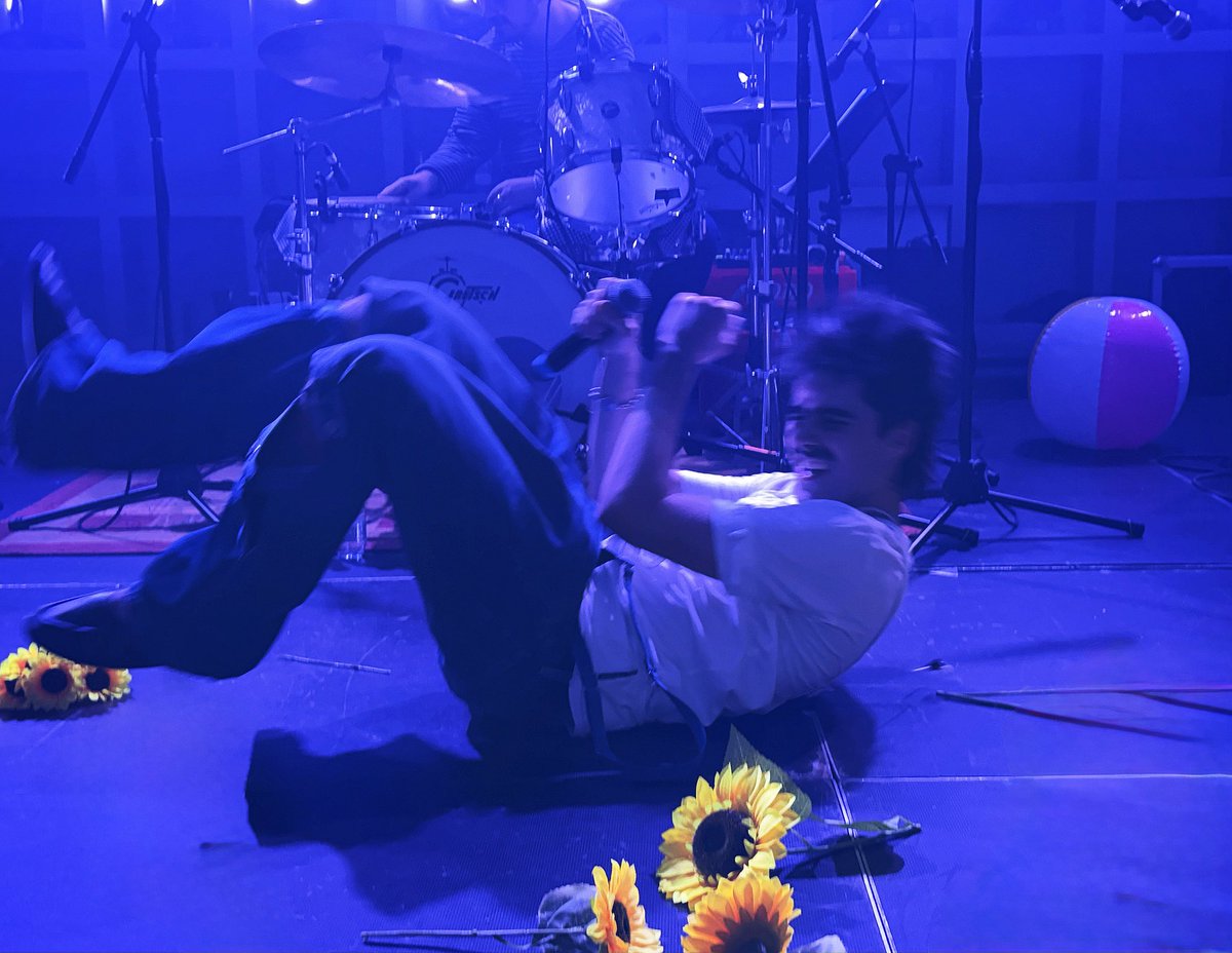 40sbonet's tweet photo. esta semana se termina la primera parte de la gira en salas (quiero creer) 🤧necesitamos más conciertos en más ciudades :__( martin es feliz en el escenario y nosotrxs somos felices viéndolo <333 https://t.co/hL0Uvj3rbv