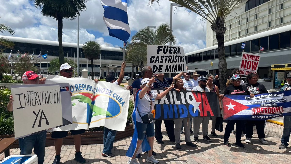 MarioJPenton's tweet photo. La dictadura cubana tiene activos a sus defensores en Miami. Una vez más, cuatro gatos se manifestaron en el Aeropuerto Internacional de la ciudad apoyando a la dictadura, pero un grupo de exiliados del Partido Republicano de Cuba en el Exilio y Exilio Unido Ya les hizo una contraprotesta.