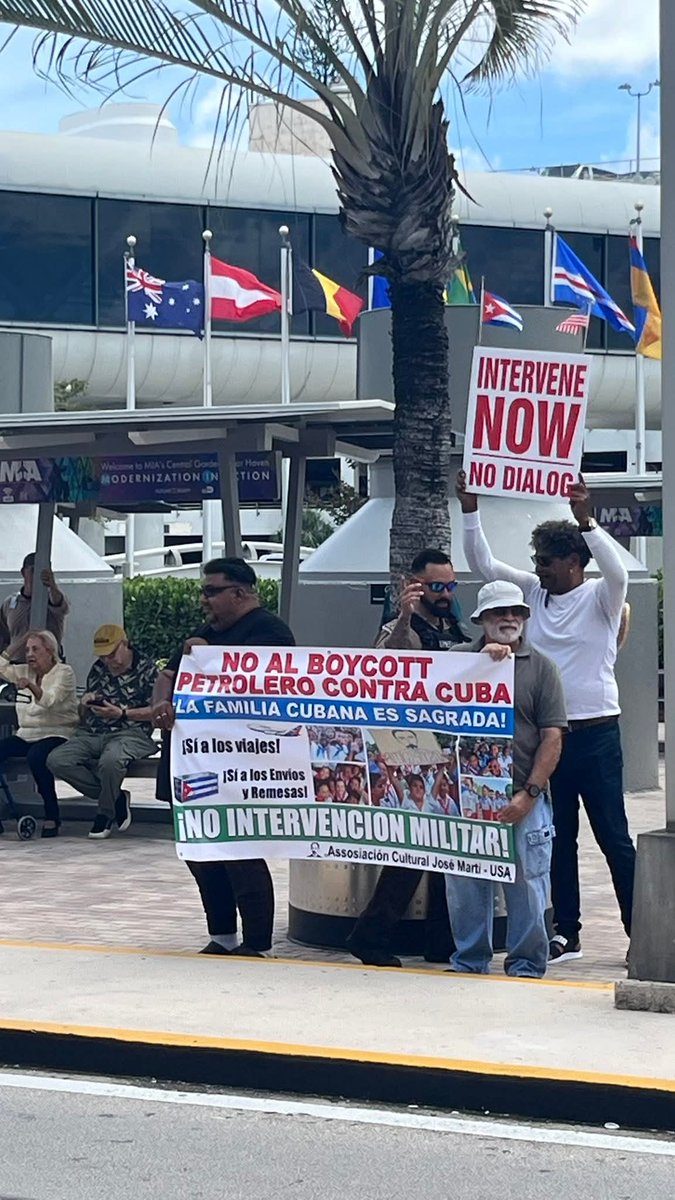 MarioJPenton's tweet photo. La dictadura cubana tiene activos a sus defensores en Miami. Una vez más, cuatro gatos se manifestaron en el Aeropuerto Internacional de la ciudad apoyando a la dictadura, pero un grupo de exiliados del Partido Republicano de Cuba en el Exilio y Exilio Unido Ya les hizo una contraprotesta.