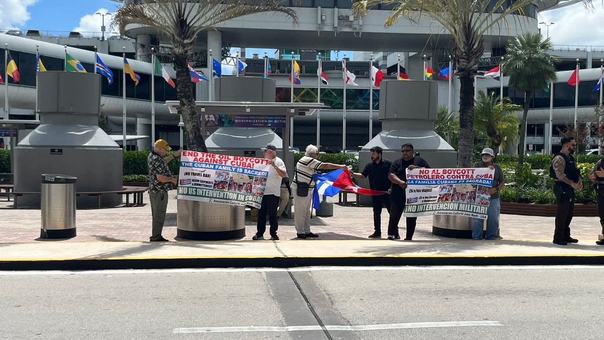 MarioJPenton's tweet photo. La dictadura cubana tiene activos a sus defensores en Miami. Una vez más, cuatro gatos se manifestaron en el Aeropuerto Internacional de la ciudad apoyando a la dictadura, pero un grupo de exiliados del Partido Republicano de Cuba en el Exilio y Exilio Unido Ya les hizo una contraprotesta.