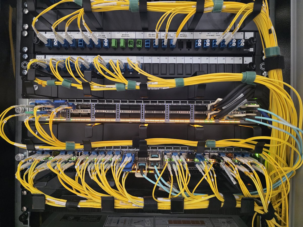 acontios_net's tweet photo. La meme pour @Techcrea_fibre &amp; @ielo_group ces derniers temps 👌
Les ports 100G à Lille, ca vous gagne ! https://t.co/p9phi5XYoW