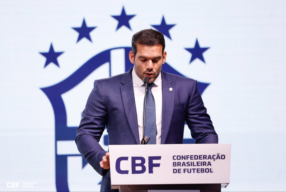futebol_info's tweet photo. CBF banca viagem de cartolas aos Estados Unidos para estreia do Brasil na Copa do Mundo.

A confederação convidou cartolas dos 40 clubes das Séries A e B, com tudo pago. Eles assistirão ao jogo entre Brasil e Marrocos.

A CBF pagará passagens, hospedagem, ingressos e alimentação, como fez na última viagem à Europa, em janeiro. O grupo deve ficar hospedado em Nova York.

Está agendada uma reunião para discutir Fair Play Financeiro e formação da liga única. A CBF tomou a dianteira nas negociações para a criação da liga.

No encontro, devem estar presentes também representantes da MLS. A ideia é tirar exemplos que podem ser usados na formação de uma liga no Brasil.

🗞️ @Estadao | @RMagatti | @marcrizzo 
📸 Rafael Ribeiro/CBF