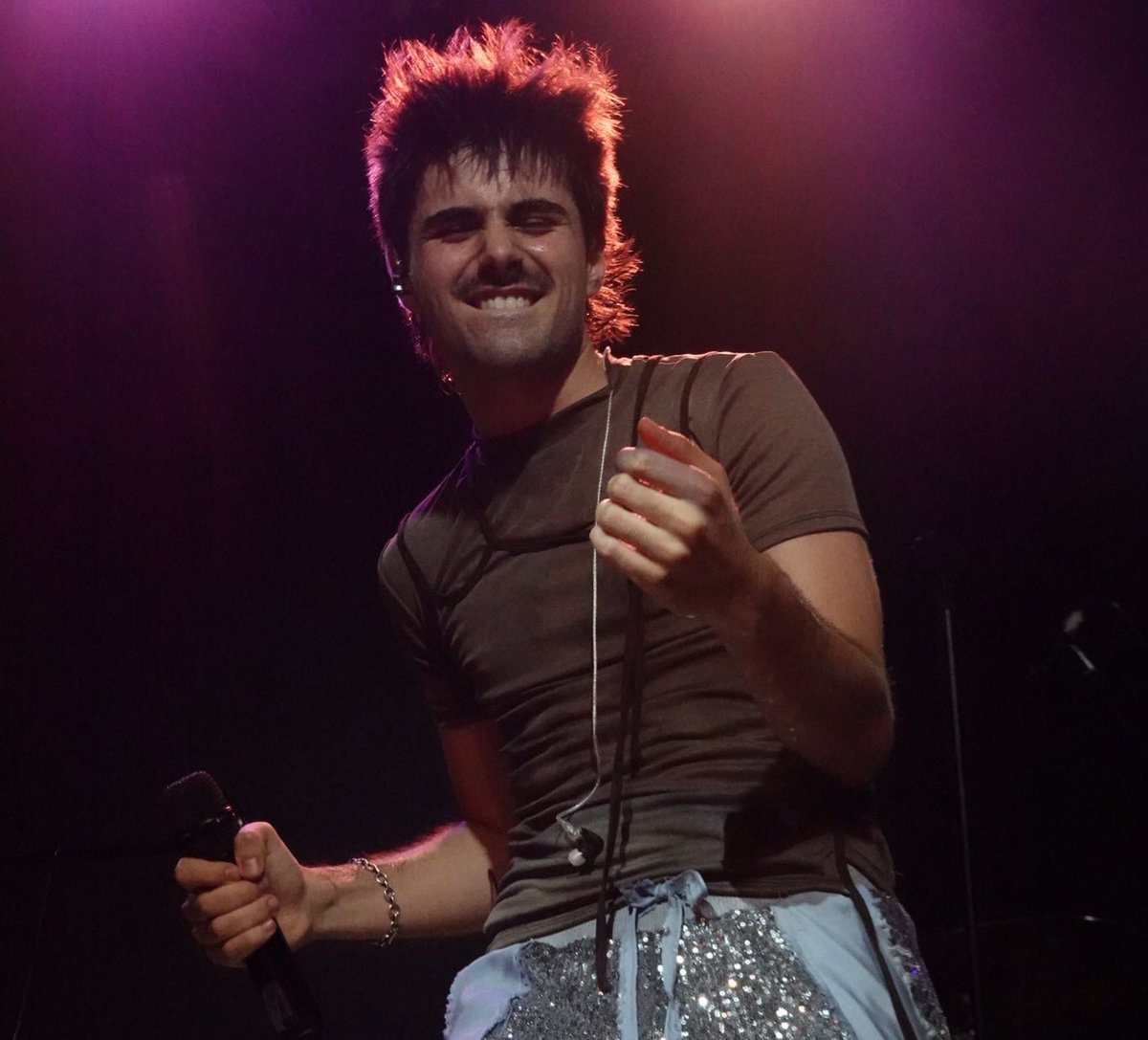 40sbonet's tweet photo. esta semana se termina la primera parte de la gira en salas (quiero creer) 🤧necesitamos más conciertos en más ciudades :__( martin es feliz en el escenario y nosotrxs somos felices viéndolo <333 https://t.co/hL0Uvj3rbv