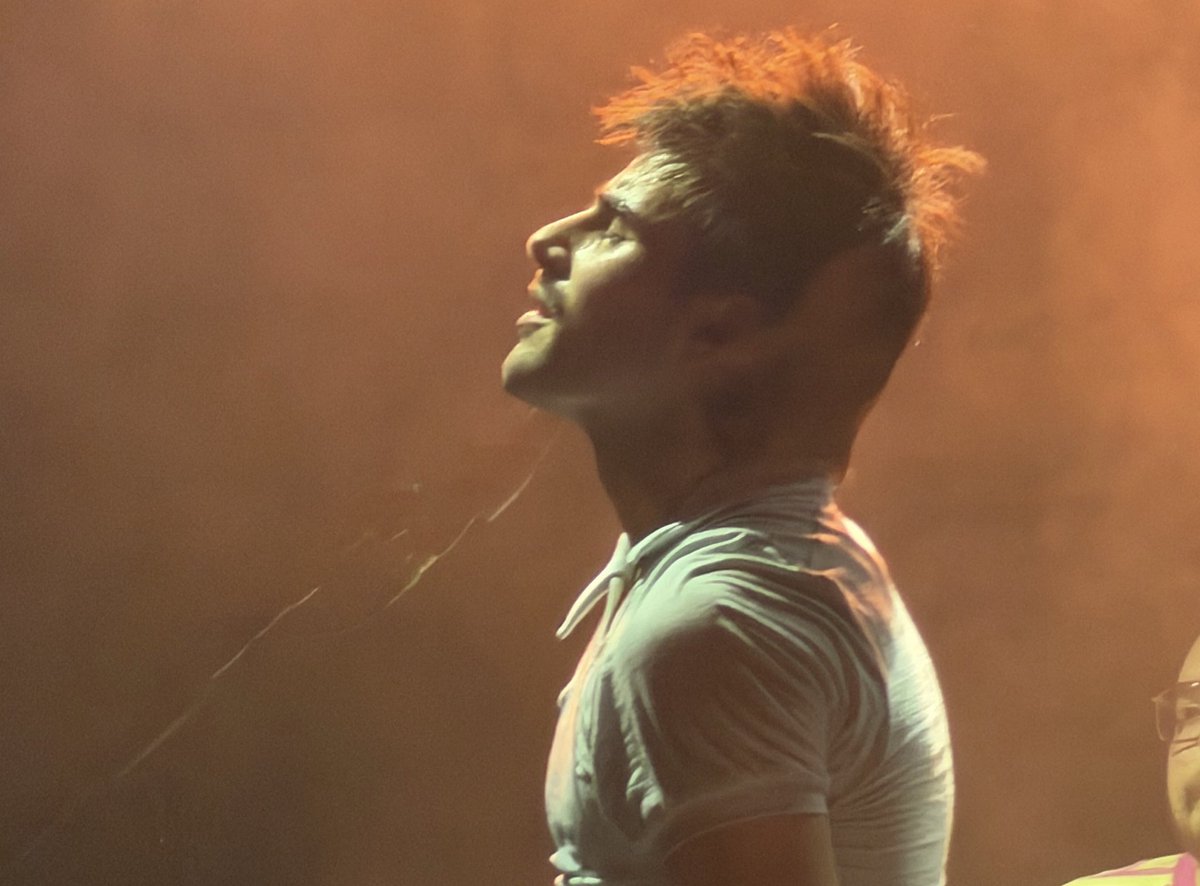 40sbonet's tweet photo. esta semana se termina la primera parte de la gira en salas (quiero creer) 🤧necesitamos más conciertos en más ciudades :__( martin es feliz en el escenario y nosotrxs somos felices viéndolo <333 https://t.co/hL0Uvj3rbv