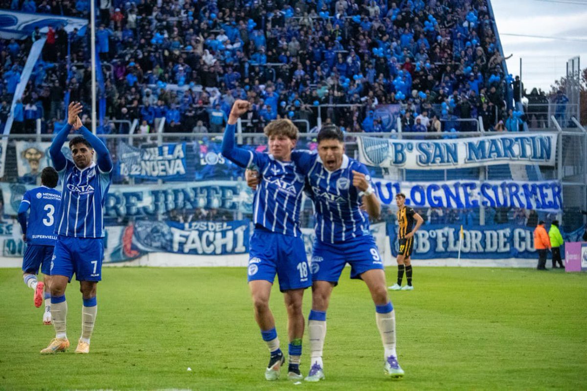 Infotomba's tweet photo. GAAAAAAAAANOOOOOO GODOOOOY CRUUUUZ 
GANO EL CLUB CON MAS SOCIOS DE LA REGIÓN 🔵⚪🔵⚪🔵 https://t.co/MGjzPmOSvA