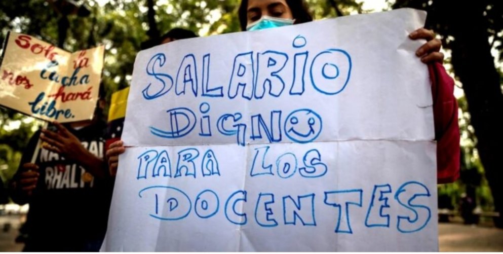jhurtadopower's tweet photo. #7Jun Los educadores activos y jubilados en pobreza extrema, el régimen interino mantiene la política de bonificación que es caótica, excluyente y discriminatoria..
Exigimos:
#SalariosYJubilacionesDignas #Art91CRBV #UNERG
#ParoEducativo10J
#UnDiaPorLosDocentes 
#Guárico https://t.co/ukcN5djOm1