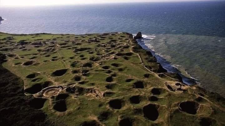 SgmNaval's tweet photo. Este lugar se llma Pointe du Hoc. Durante 34 minutos recibió unas 225 rondas de las armas principales del acorazado estadounidense USS Texas, durante el Desembarco de Normandía, el 6 de junio de 1944. https://t.co/L3yp3hOn8q