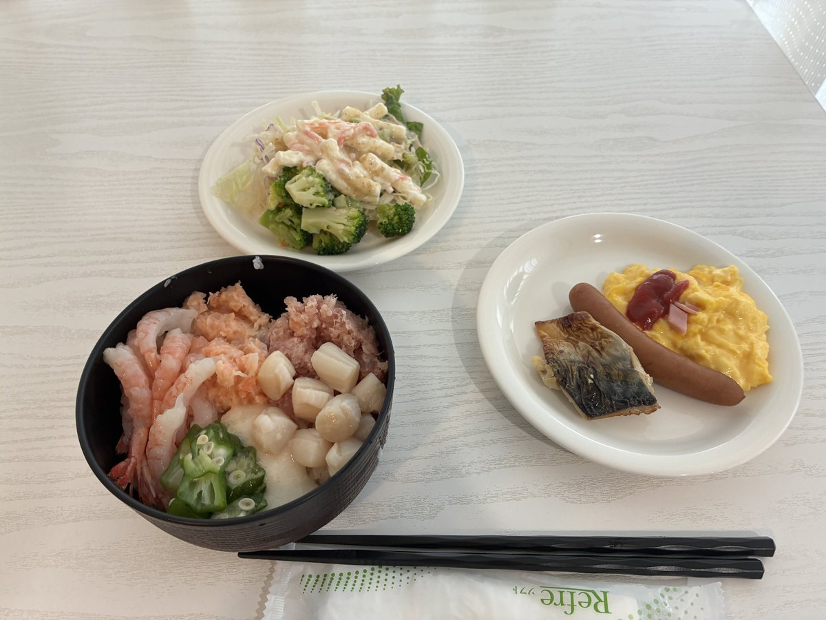 Isurugi_1375's tweet photo. いわきのホテル
 
海鮮朝食付きで一人2900円なのバグだろ https://t.co/3Y9owM1q6p
