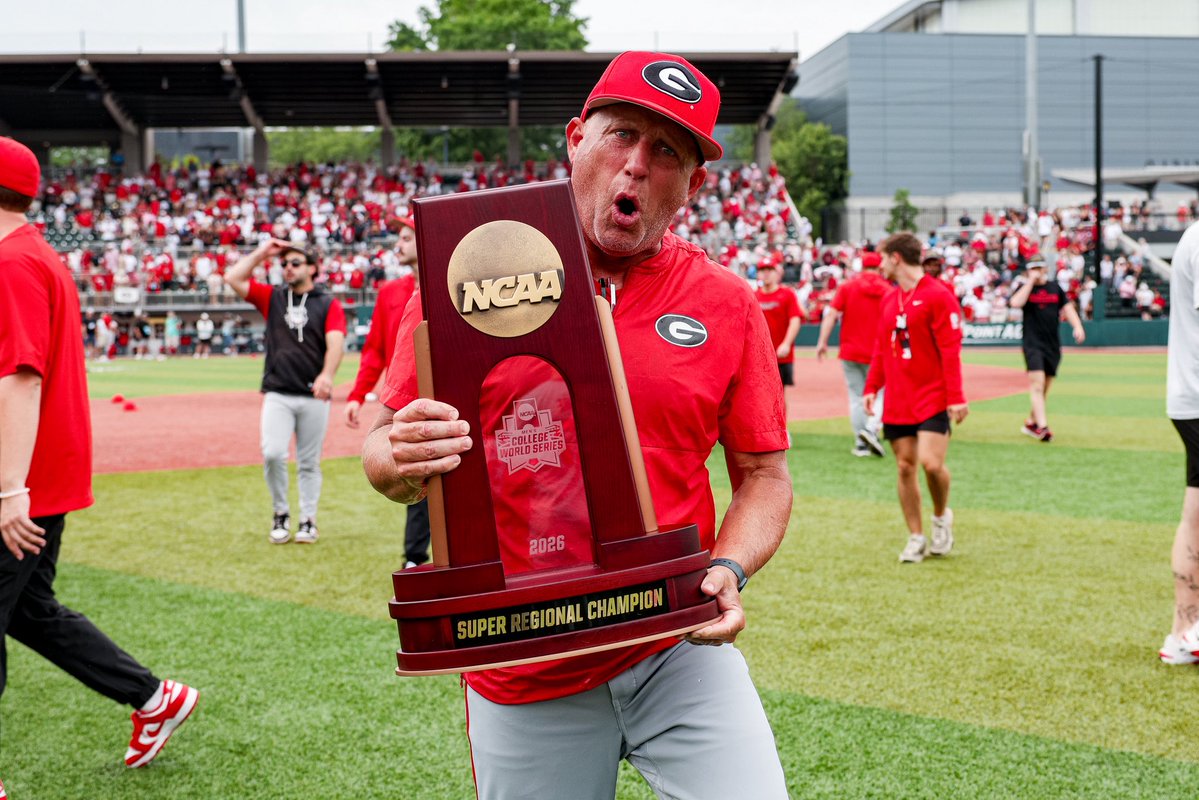 BaseballUGA's tweet photo. Adding another trophy to the collection 🏆

#GoDawgs https://t.co/y9iVaJtC43