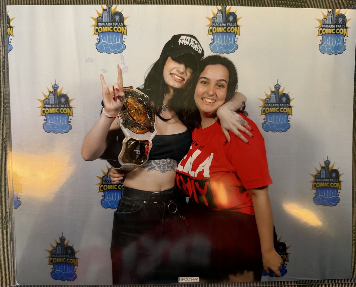 BellaArmy4L_'s tweet photo. I got the opportunity of a life time and met one of my main favourite WWE Women’s Wrestlers and 1/2 of the Women’s Tag Team Champions/Scream Mode Paige aka Saraya. I came 2 hours to Niagara Falls by train to meet Paige today. 

Saraya, Thank you for letting me open up about my struggles and for being able to talk to my Bella Army bestie @rylanashley33 who created the Why Did I Lose My Shoe sign in Tulsa, OK. I love you so much 

@Saraya @NikkiAndBrie #NiagaraFallsComicCon