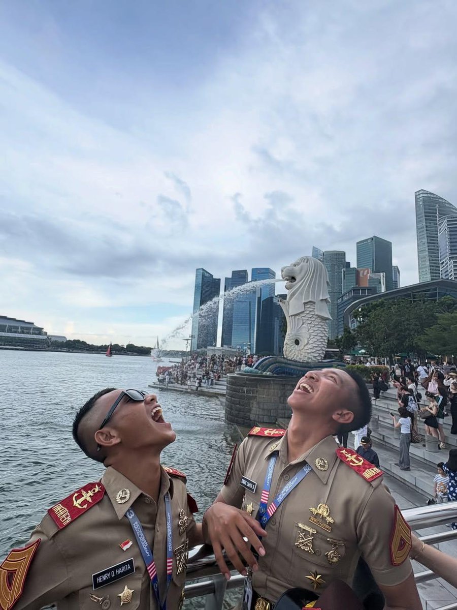 Hidupsebagai62's tweet photo. Kalian curiga gak?
Btw itu ke Merlin, kudu banget ya seragaman? https://t.co/RLGsgmDBQH