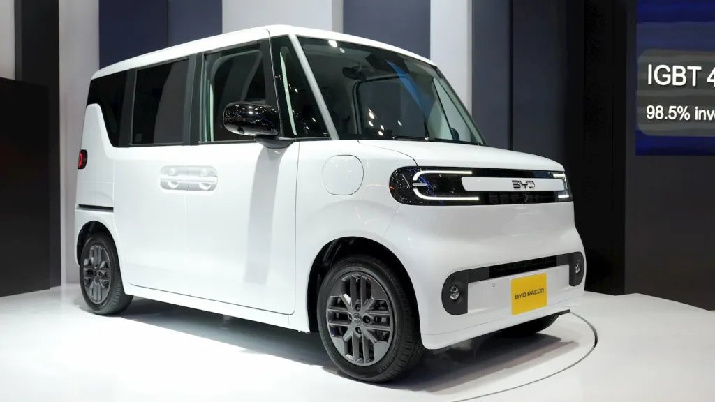 PanicoDm's tweet photo. @Erivlt Me recuerda a los Kei car que se ven en Asia, hechos para moverse por distancias cortas y para familias con poco espacio para vehículos; ahora toca revisar las medidas de seguridad adecuadas. Este es el BYD con la misma idea de diseño. https://t.co/LzxoJ9Ea47