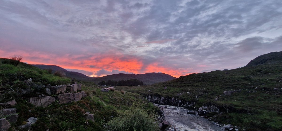 JasonADeane's tweet photo. 10.30pm at night in the Scottish Highlands. Just incredible. https://t.co/Ae2nL0Nn8x