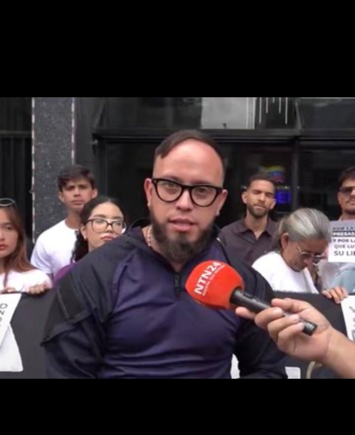 ElGanadorHenry's tweet photo. 🇺🇲🇻🇪Un colectivo, otrora roba motos, llegó a Juez 

Amenaza a todos los Vzlanos 

Se cree inmortal

Lo veremos huir como una rata cuando en vzla haya legalidad. https://t.co/ZJIBCqtakT