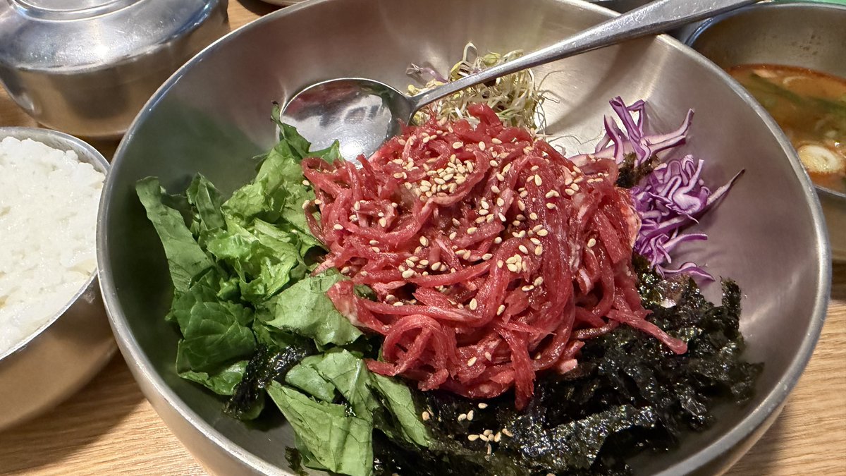 hiroeki1's tweet photo. @Ravage_Artyfffg スープの中に牛肉とそうめんが入ってる
ユッケビビンバおすすめ https://t.co/FjemazCnx9