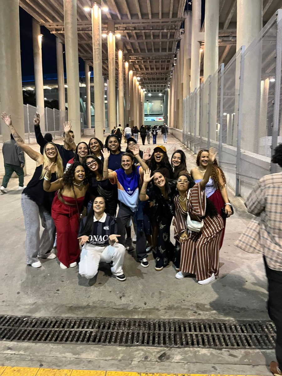 aflorbeige's tweet photo. ficou parecendo que cancelaram a série principal e anos depois lançaram um spin-off https://t.co/QmFXULmAUv