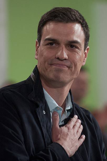cecilia2014cgm's tweet photo. Ser cristiano es cuidar a los pobres, a los enfermos y a los excluidos. 
Medidas como la subida del salario mínimo, el ingreso mínimo vital y el refuerzo de becas.
Pedro Sánchez ha hecho más por esos colectivos que muchos  que dicen ser cristianos y se oponen a políticas sociales https://t.co/ICJpdC6tmK