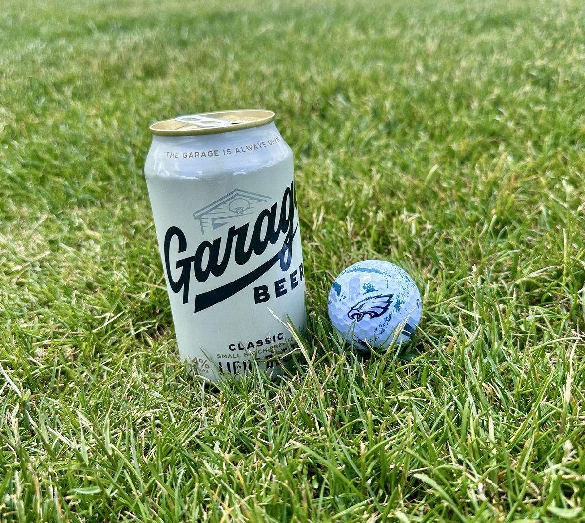 Grebe3223's tweet photo. Not a garage, but still my choice for #SwingJuice on the golf course. 
@JasonKelce @drinkgaragebeer #GoBirds #TaylorMade https://t.co/KuiHuTGCwK