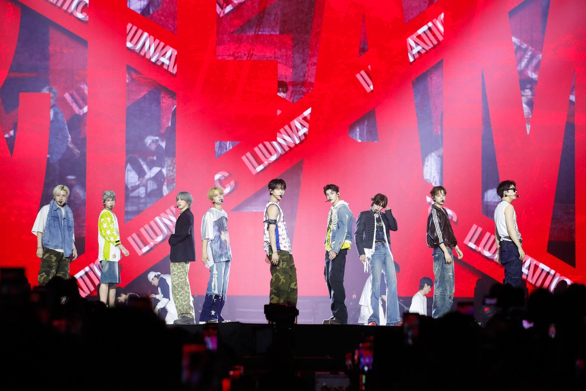 oricon's tweet photo. 『Weverse Con Festival』
&amp;TEAM、大人な色気漂うステージ
レジェンドの名曲披露

ライブレポート&amp;ソロカットも📸
https://t.co/2vjaOx2fQT https://t.co/oFI0L6xmjo