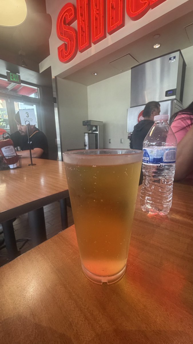 djromeolive's tweet photo. Salud #premioslonuestros https://t.co/trABe0O10Y