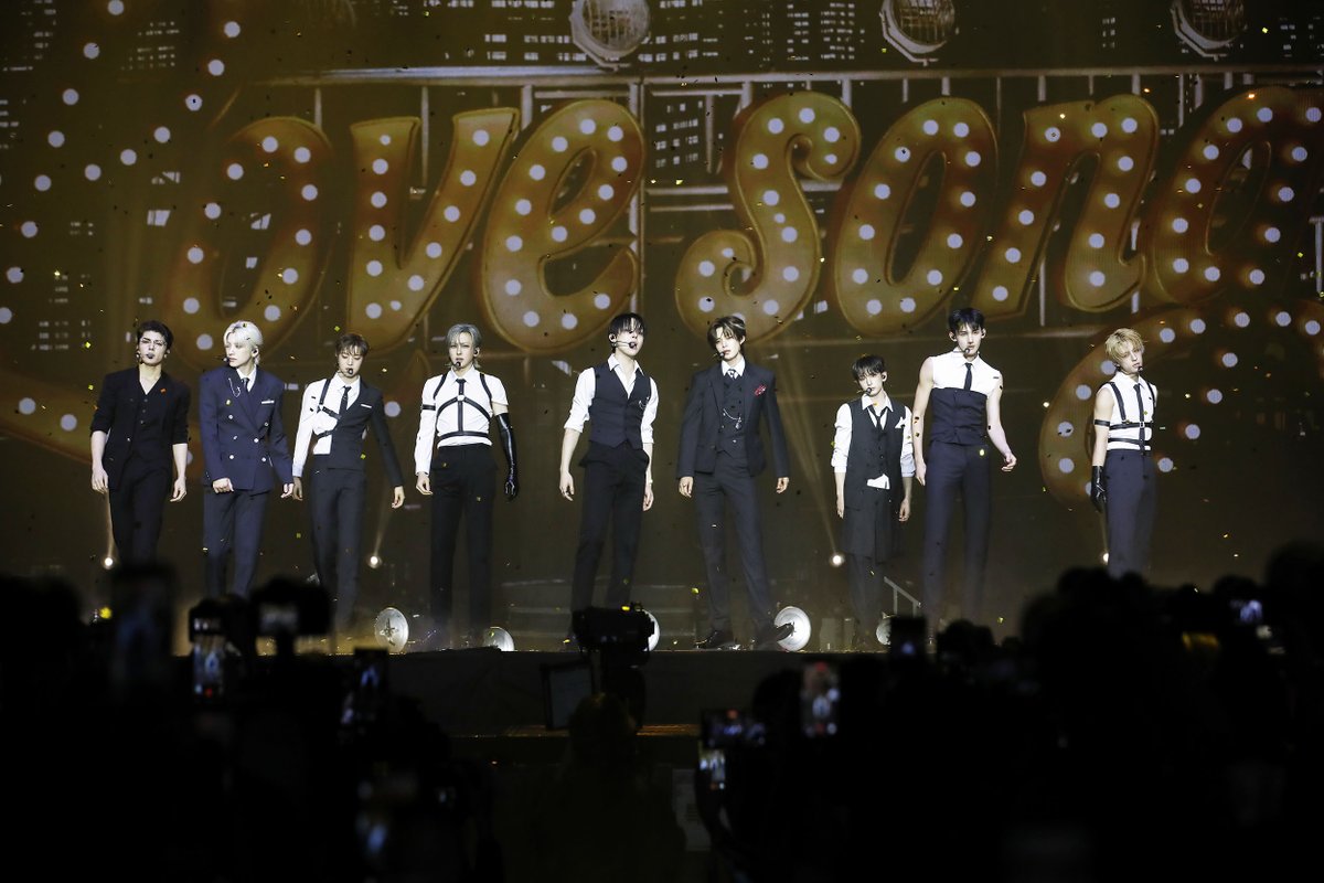 oricon's tweet photo. 『Weverse Con Festival』
&amp;TEAM、大人な色気漂うステージ
レジェンドの名曲披露

ライブレポート&amp;ソロカットも📸
https://t.co/2vjaOx2fQT https://t.co/oFI0L6xmjo