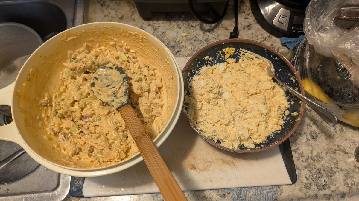 Porkk_Chopz's tweet photo. I'm making an egg and chicken salad sandwich 

I call it the mother and daughter sandwich 🥪 https://t.co/8xcHm49n5A
