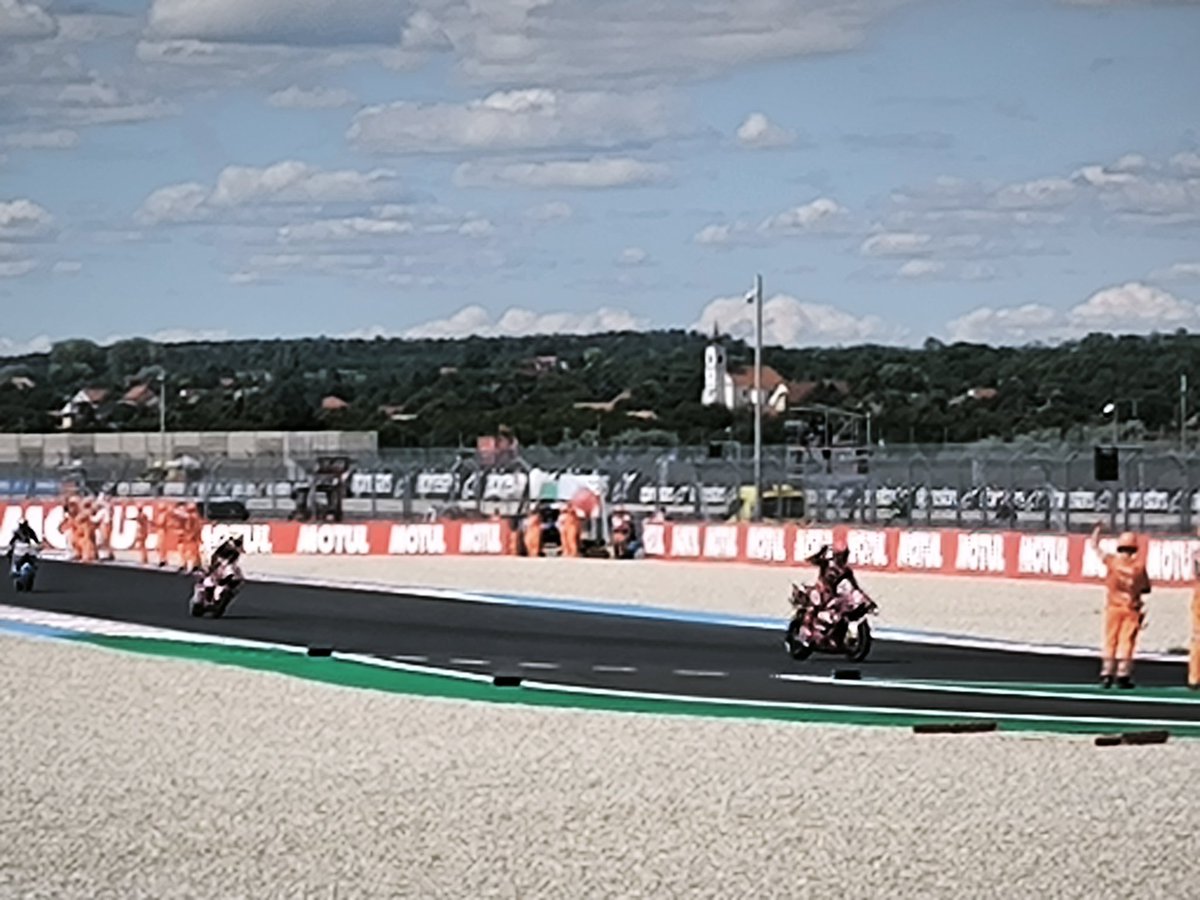 AGRACIAFORES's tweet photo. El fin de semana en el GP de Balaton ha sido plácido y tranquilo.El lago es espectacular,demasiado turístico quizás,pero el circuito es muy nuevo, y todavía no tiene tradición motera.Las carreras muy bien,han ganado los nuestros!! Comenzamos la vuelta, está vez por Austria https://t.co/dmE6VS3t0f