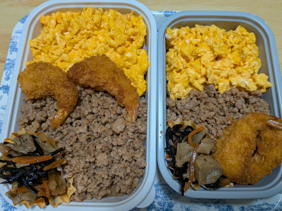 resuka79's tweet photo. おはようございます🥱
今日の夫婦弁当🍱です。
久々の二度寝しました😪
時間無かったので、ぱっと二色丼😅
そぼろ丼好きな旦那さんは喜ぶはずです😆
今日も頑張りましょう‼️

#旦那弁当記録
#料理好きな人と繋がりたい https://t.co/jcm7XRXcJz