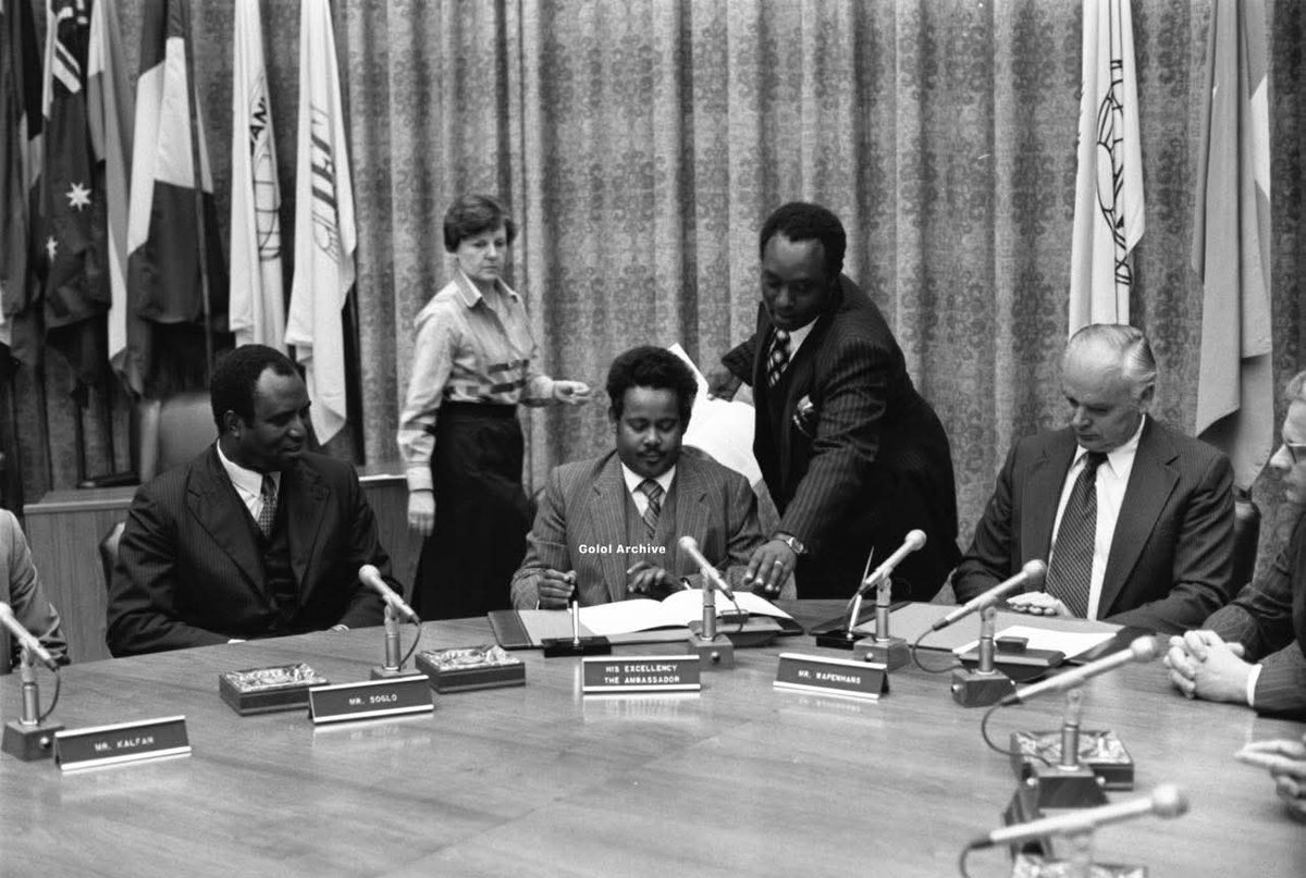 5777770_252's tweet photo. Danjire Maxamed Warsame Cali Kiimiko oo 11-ka July 1980-kii heshiis deyn ah ee dhan 6 milyan oo dollar la 
saxiixday Bangiga Adduunka ee IDA, taas lagu hormainaaye mashruuca kor u qaadista sahaminta shidaalka Soomaaliya.
Said Jerry https://t.co/iGG5pS1sBh