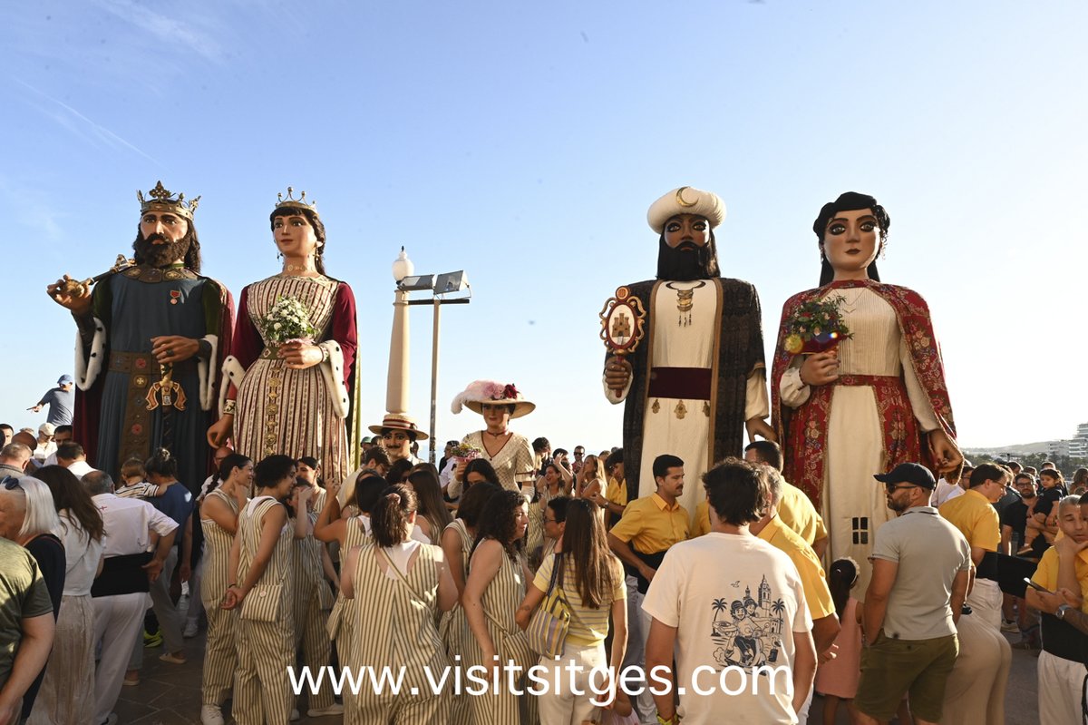 VisitSitges's tweet photo. 🌸🕯️ Gegants, Drac, Àliga i Moixiganga han acompanyat el seguici de la Processó en el seu recorregut per les catifes de flors. https://t.co/NbOSDMWHcR