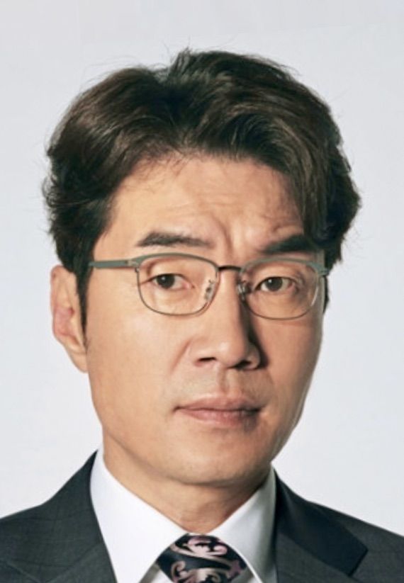 Olashile_24's tweet photo. I was so focused on the plot of Teach You a Lesson that I didn't even realize the actor playing the bully's father in episode one was Song Young-gyu.

The crazy thing is, I've seen him in so many dramas over the years, but while watching this one, all my attention was on the story, the tension, and everything happening on screen.

It wasn't until now that it clicked.

It's a strange feeling when you recognize an actor after the fact and remember that they're no longer here. It makes you look at their scenes differently.

Supporting actors rarely get the same attention as lead stars, but they're often the ones who make these dramas feel real.

Continue to Rest in Peace, Song Young-gyu. 🕊️