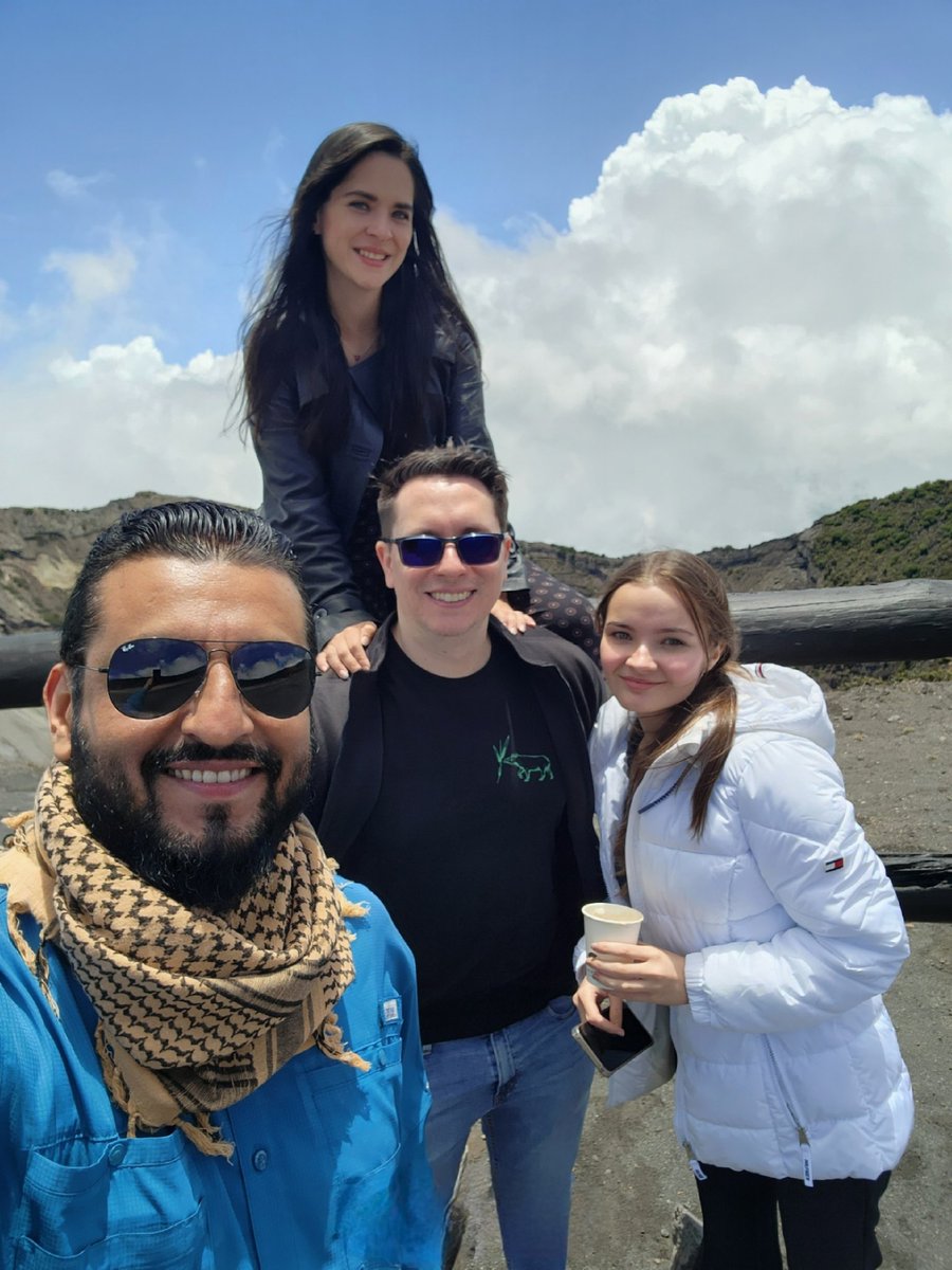 LuisSaxum's tweet photo. Con amigos de Costa Rica 🇨🇷 en el Volcán Irazu. https://t.co/OkFN4Lopib