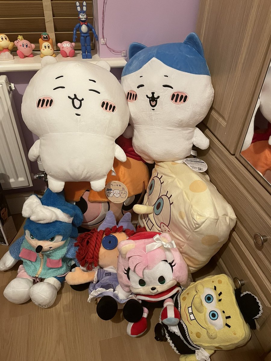 remoirel's tweet photo. the plush pile i create when i wanna go
to bed https://t.co/AlmSCGolv0