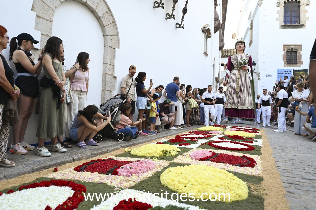 VisitSitges's tweet photo. 🌸🕯️ Gegants, Drac, Àliga i Moixiganga han acompanyat el seguici de la Processó en el seu recorregut per les catifes de flors. https://t.co/NbOSDMWHcR