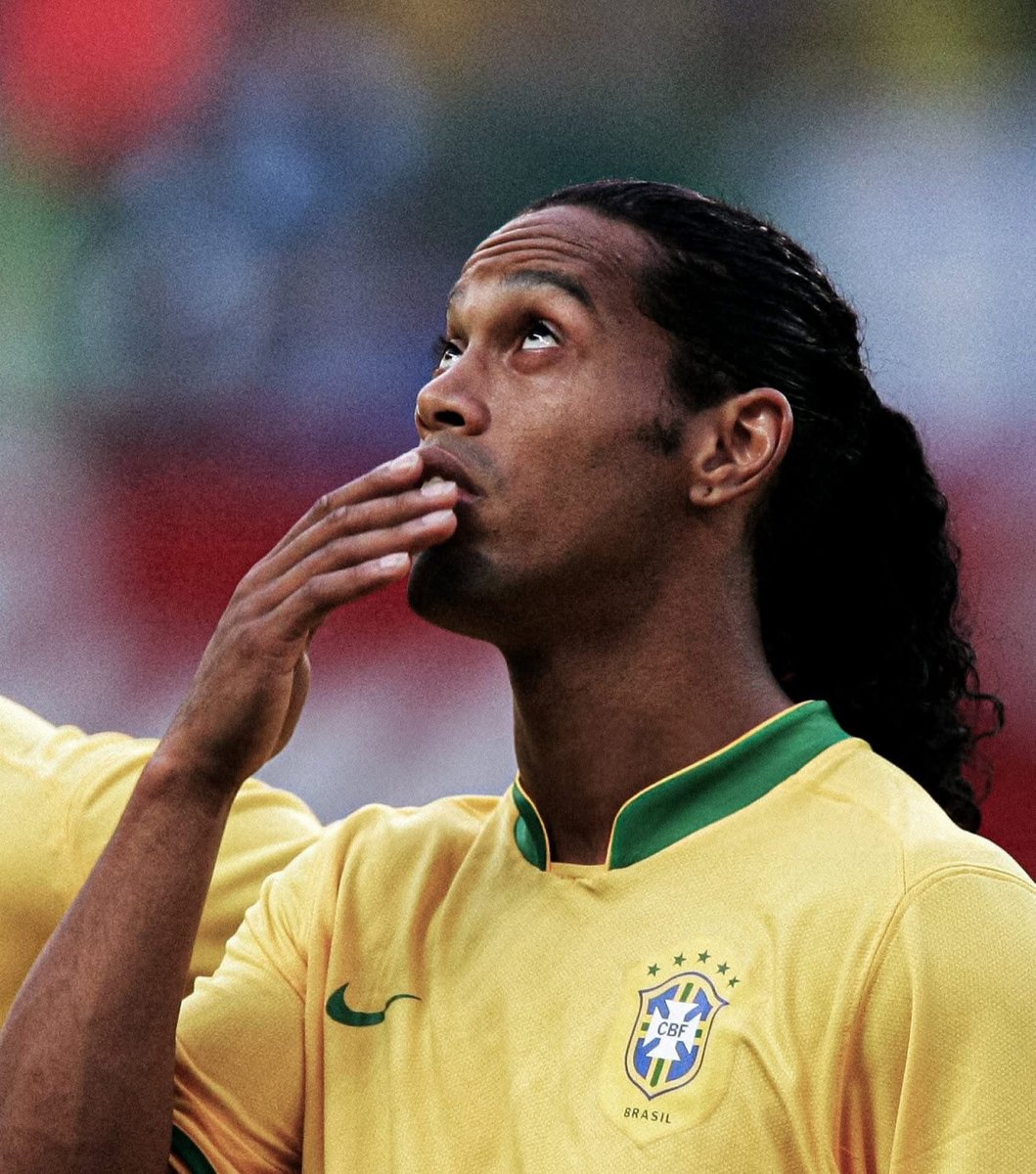 MotivacionesF's tweet photo. RONALDINHO: "La gente dice muchas cosas negativas sobre mi estilo de vida pero realmente no me importa, disfruté el juego y gané todo. Mi único dolor era no tener a mi padre cerca para presenciar mis logros."

"Hubo un día que estábamos caminando me apunté a una casa bonita y le dije le construiré una casa como esta para él, me miró y se rió, me tiró para él y me dijo: "vamos a casa, ese sueño es sólo para ricos, piensen en cómo aprender un oficio".

"Estas palabras todavía me duelen hasta hoy porque no podía recordarle nuestra conversación y decirle a la cara, papá lo hice. Duele"