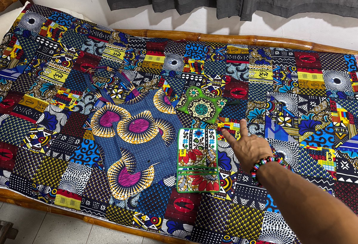 h7979_'s tweet photo. アフリカ布にトートバッグ、小物入れ、財布、🇬🇲模様のブレスレットとか買っちゃったアフリカ布可愛すぎ🙂‍↕️
服に仕立てようか、そのまま布として日本に持って帰るか迷うー！！、 https://t.co/4cdYA1Onwj