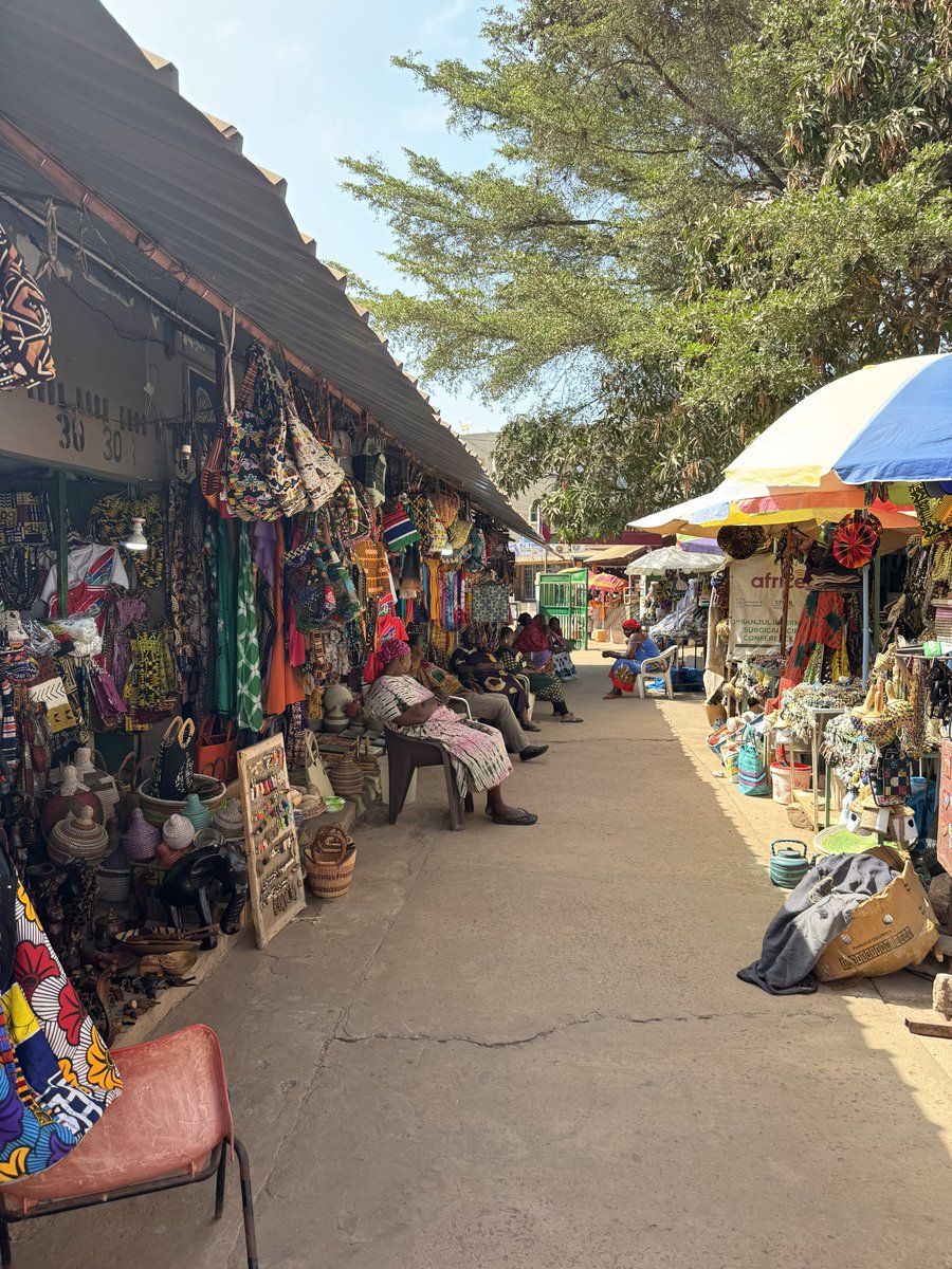 h7979_'s tweet photo. アフリカ布にトートバッグ、小物入れ、財布、🇬🇲模様のブレスレットとか買っちゃったアフリカ布可愛すぎ🙂‍↕️
服に仕立てようか、そのまま布として日本に持って帰るか迷うー！！、 https://t.co/4cdYA1Onwj