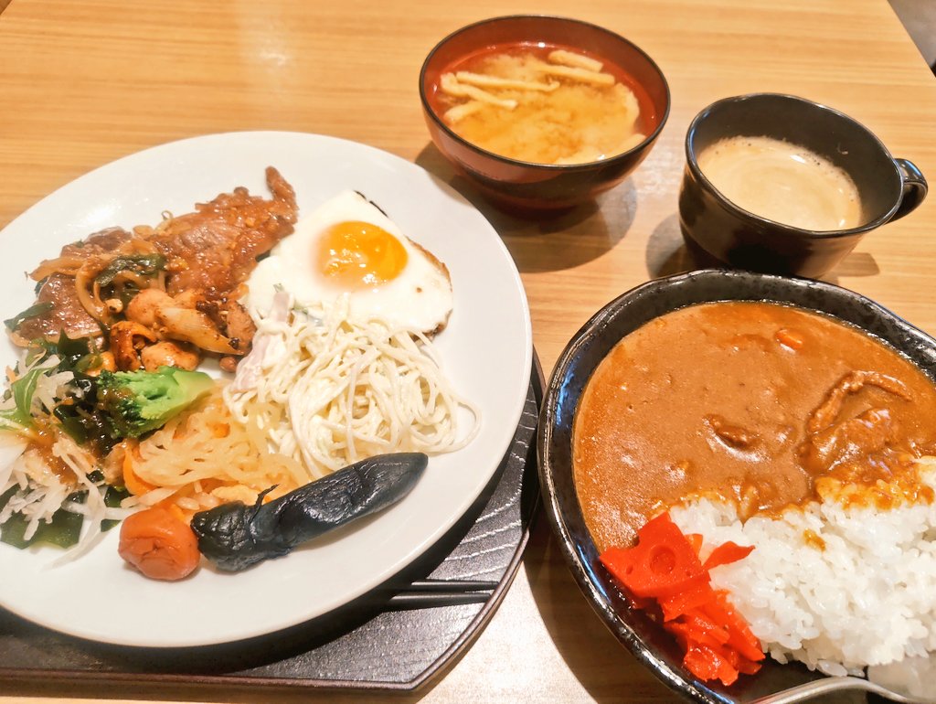 akewata's tweet photo. 朝食に来ました。あれ…？中落ちカルビにレバニラ…？朝からパワーつけるみたいなおかずだな…？そういえば今日はウインナーとかが無いのか。カレーの牛タンの切り方が以前と違うような気がする…とかなんとか考えながらもりもり補給。牛タンカレーのために早く食べに来ることにしてるのだ https://t.co/T0bMCe01pE