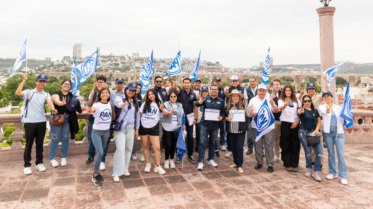 ElBlogdePorter's tweet photo. #Querétaro | Con jornada ciudadana, panistas cierran recolección de firmas para solicitar al INE retirar registro a Morena

Militantes y simpatizantes del Partido Acción Nacional en los 18 municipios del estado salieron este fin de semana a las calles, encabezados por el presidente del Comité Directivo Estatal del PAN en Querétaro, @MartinArango, para cerrar la jornada de recolección de firmas con la que se solicitará ante el Instituto Nacional Electoral el retiro del registro de Morena por sus presuntos vínculos y financiamiento relacionado con el narcotráfico.

Tan solo en la capital del estado, los panistas lograron reunir cerca de dos mil firmas durante esta jornada ciudadana, que sumadas a las recabadas en el resto de los municipios del estado durante los últimos 15 días, se alcanzó una cifra cercana a las 45 mil firmas de ciudadanos que respaldan esta exigencia y que serán entregadas ante la autoridad electoral en el transcurso de los próximos días.

“Hoy, como un acto simbólico, realizamos este cierre para que en el transcurso de la semana acudamos formalmente a las instalaciones del INE a presentar esta solicitud de retiro del registro. Son miles de ciudadanos los que han alzado la voz para exigir que se investiguen y sancionen los vínculos que Morena ha tenido con el crimen organizado”, señaló Martín Arango.

El dirigente estatal agregó que esta movilización demuestra que la ciudadanía no está dispuesta a normalizar la infiltración del narcotráfico en la política mexicana y dijo “hoy realizamos el cierre de la recolección de firmas para solicitar el retiro del registro a Morena por su financiamiento al narcotráfico; México merece instituciones limpias, gobiernos honestos y partidos que respeten la ley; por eso seguiremos alzando la voz y defendiendo la democracia”, concluyó.