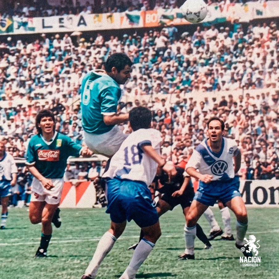 NacionEsmeralda's tweet photo. 🏆 Un día como hoy, 7 de junio de 1992...

La historia se escribió en el Nou Camp.

Después de 36 largos años de espera, el Club León volvió a tocar la gloria y levantó el trofeo de campeón ante su gente, en una de las tardes más especiales que ha vivido esta ciudad.

Con una generación llena de jóvenes, guiados por la experiencia de Milton Queiroz "Tita" y el liderazgo de un entonces prometedor técnico llamado Víctor Manuel Vucetich, La Fiera conquistó su quinta estrella.

El partido fue una auténtica batalla. El reloj avanzaba y el gol no llegaba. Hasta que, en el tiempo extra, @TurrubiatesDT rompió el silencio del estadio y desató la locura verdiblanca. Minutos después, un autogol terminó por sellar el destino.

León era campeón.

Las calles se inundaron de verde, las bocinas no dejaron de sonar y una ciudad entera salió a celebrar. Aquella noche nadie quiso dormir.

Porque hay fechas que no se borran.
Hay triunfos que no envejecen.

#7deJunioTampocoSeOlvida