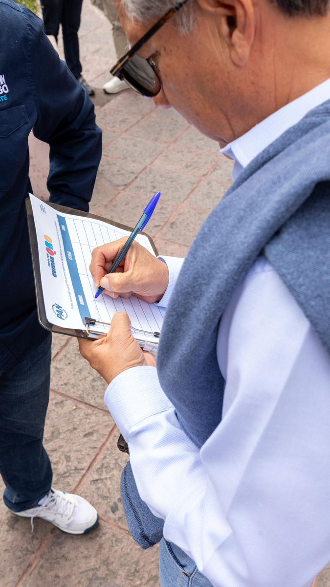 ElBlogdePorter's tweet photo. #Querétaro | Con jornada ciudadana, panistas cierran recolección de firmas para solicitar al INE retirar registro a Morena

Militantes y simpatizantes del Partido Acción Nacional en los 18 municipios del estado salieron este fin de semana a las calles, encabezados por el presidente del Comité Directivo Estatal del PAN en Querétaro, @MartinArango, para cerrar la jornada de recolección de firmas con la que se solicitará ante el Instituto Nacional Electoral el retiro del registro de Morena por sus presuntos vínculos y financiamiento relacionado con el narcotráfico.

Tan solo en la capital del estado, los panistas lograron reunir cerca de dos mil firmas durante esta jornada ciudadana, que sumadas a las recabadas en el resto de los municipios del estado durante los últimos 15 días, se alcanzó una cifra cercana a las 45 mil firmas de ciudadanos que respaldan esta exigencia y que serán entregadas ante la autoridad electoral en el transcurso de los próximos días.

“Hoy, como un acto simbólico, realizamos este cierre para que en el transcurso de la semana acudamos formalmente a las instalaciones del INE a presentar esta solicitud de retiro del registro. Son miles de ciudadanos los que han alzado la voz para exigir que se investiguen y sancionen los vínculos que Morena ha tenido con el crimen organizado”, señaló Martín Arango.

El dirigente estatal agregó que esta movilización demuestra que la ciudadanía no está dispuesta a normalizar la infiltración del narcotráfico en la política mexicana y dijo “hoy realizamos el cierre de la recolección de firmas para solicitar el retiro del registro a Morena por su financiamiento al narcotráfico; México merece instituciones limpias, gobiernos honestos y partidos que respeten la ley; por eso seguiremos alzando la voz y defendiendo la democracia”, concluyó.