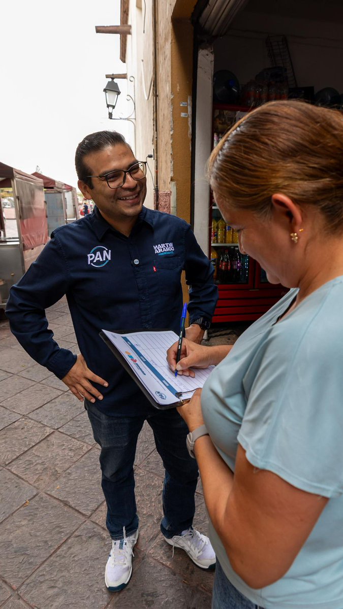 ElBlogdePorter's tweet photo. #Querétaro | Con jornada ciudadana, panistas cierran recolección de firmas para solicitar al INE retirar registro a Morena

Militantes y simpatizantes del Partido Acción Nacional en los 18 municipios del estado salieron este fin de semana a las calles, encabezados por el presidente del Comité Directivo Estatal del PAN en Querétaro, @MartinArango, para cerrar la jornada de recolección de firmas con la que se solicitará ante el Instituto Nacional Electoral el retiro del registro de Morena por sus presuntos vínculos y financiamiento relacionado con el narcotráfico.

Tan solo en la capital del estado, los panistas lograron reunir cerca de dos mil firmas durante esta jornada ciudadana, que sumadas a las recabadas en el resto de los municipios del estado durante los últimos 15 días, se alcanzó una cifra cercana a las 45 mil firmas de ciudadanos que respaldan esta exigencia y que serán entregadas ante la autoridad electoral en el transcurso de los próximos días.

“Hoy, como un acto simbólico, realizamos este cierre para que en el transcurso de la semana acudamos formalmente a las instalaciones del INE a presentar esta solicitud de retiro del registro. Son miles de ciudadanos los que han alzado la voz para exigir que se investiguen y sancionen los vínculos que Morena ha tenido con el crimen organizado”, señaló Martín Arango.

El dirigente estatal agregó que esta movilización demuestra que la ciudadanía no está dispuesta a normalizar la infiltración del narcotráfico en la política mexicana y dijo “hoy realizamos el cierre de la recolección de firmas para solicitar el retiro del registro a Morena por su financiamiento al narcotráfico; México merece instituciones limpias, gobiernos honestos y partidos que respeten la ley; por eso seguiremos alzando la voz y defendiendo la democracia”, concluyó.