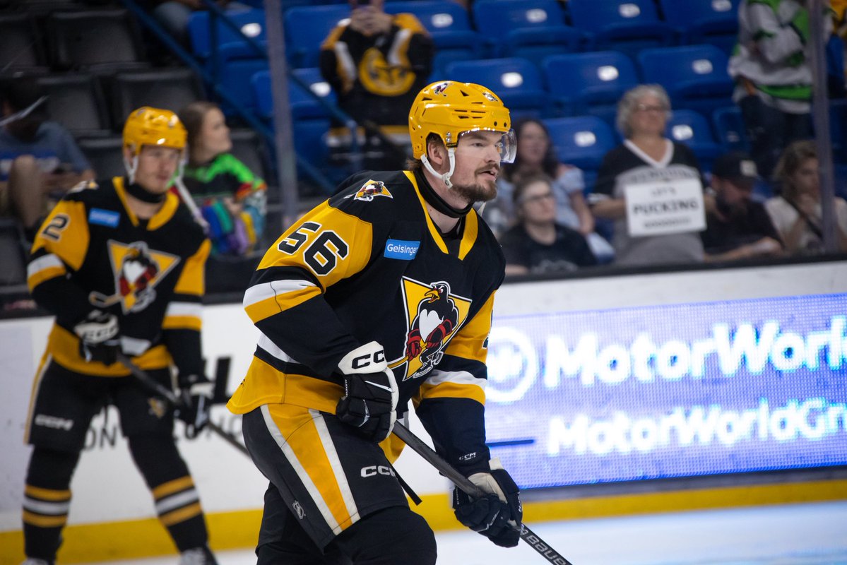WBSPenguins's tweet photo. Here we go!

Starters: 
McGroarty-Klassen-Howe
Alexeyev-Pietila
Murashov 

📻 https://t.co/TDfr70qXBT
📺 https://t.co/CrNDVVHuPj

#BleedGold https://t.co/IQeKX8nmMp